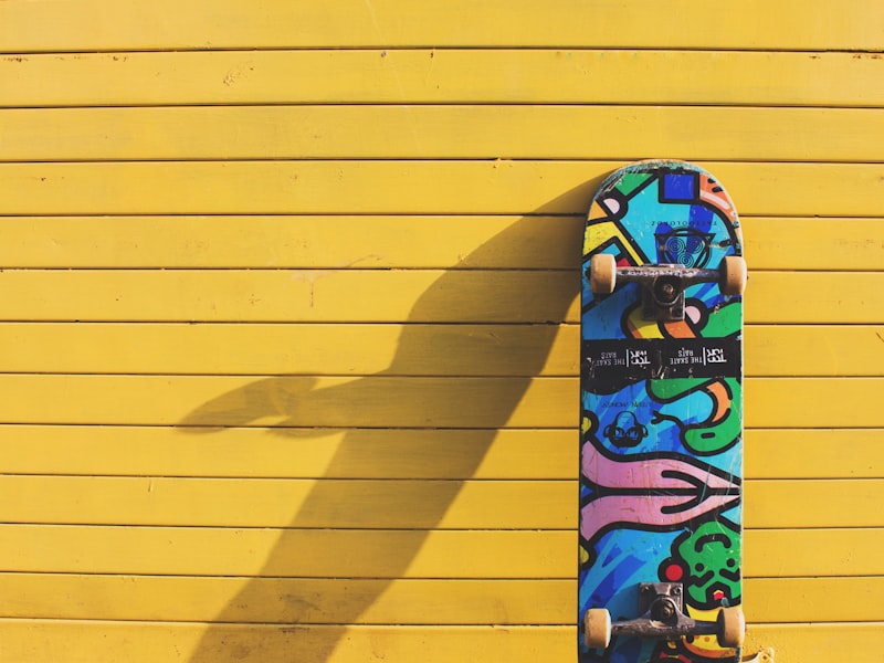 年轻潮人在城市街头进行滑板运动的场景