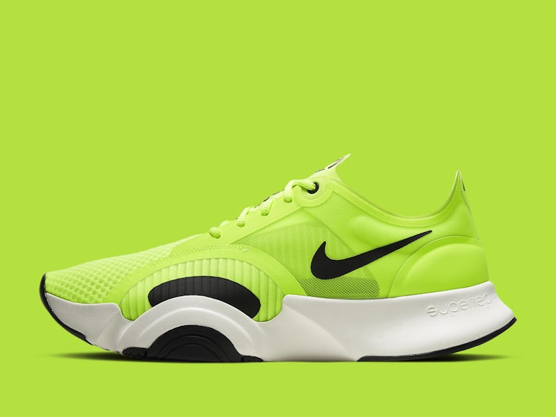 w66.利来荧光绿专业跑鞋，内置减震缓冲科技